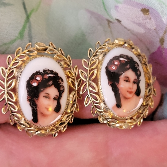 Vintage Whiting & Davis Clip-On Earrings ~ Hand-painted Cameo Limoges, France - Picture 8 of 15